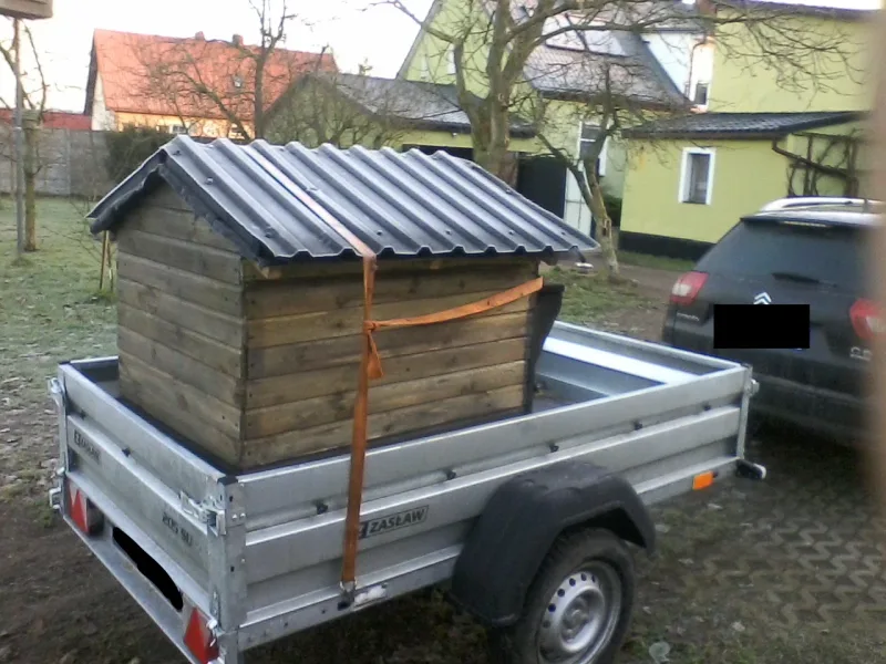 Przekazanie nowych bud dla psów w Mostkach i Sieniawie